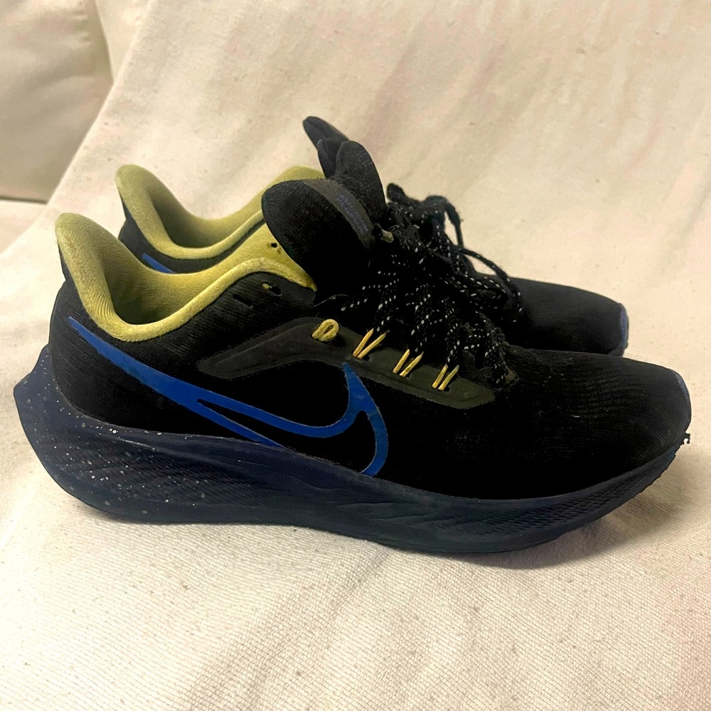 Nikes boys 5.5